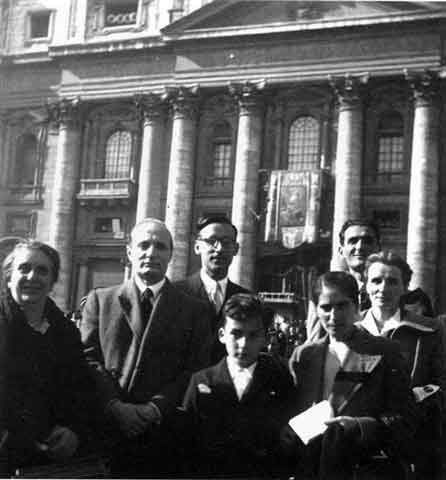 1950 11 01 con familiari e Lazzati - Roma