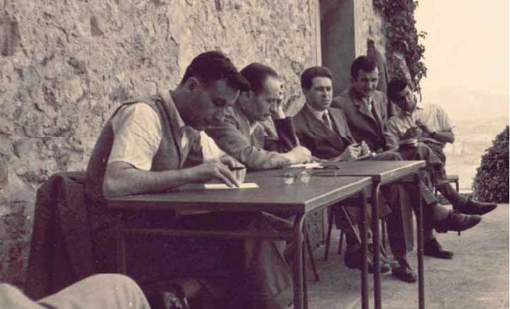 1951 seduto al tavolo - Rossena
