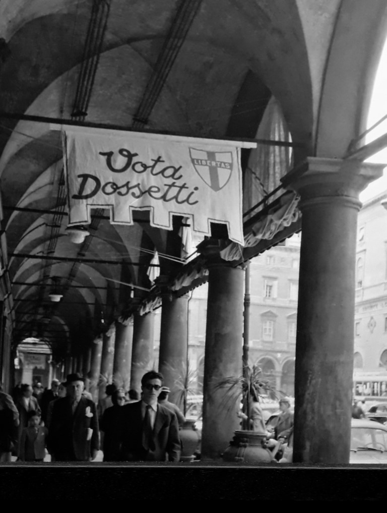 1956-04-campagna elettorale-sotto-ai-portici-vota-Dossetti