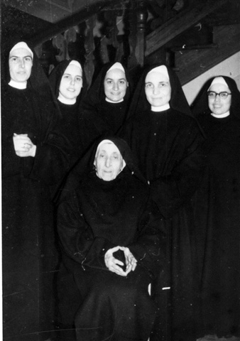 1960 03 25 mamma Agnese con le prime 5 sorelle - San Luca BO