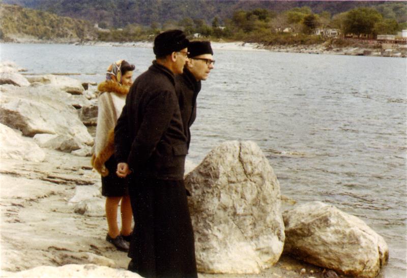 1968 12 26 con Cettina L. e don Umberto N. sulle rive del Gange