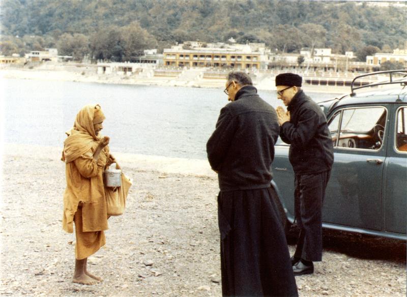 1968 12 26 con don Umberto N. sulle rive del Gange