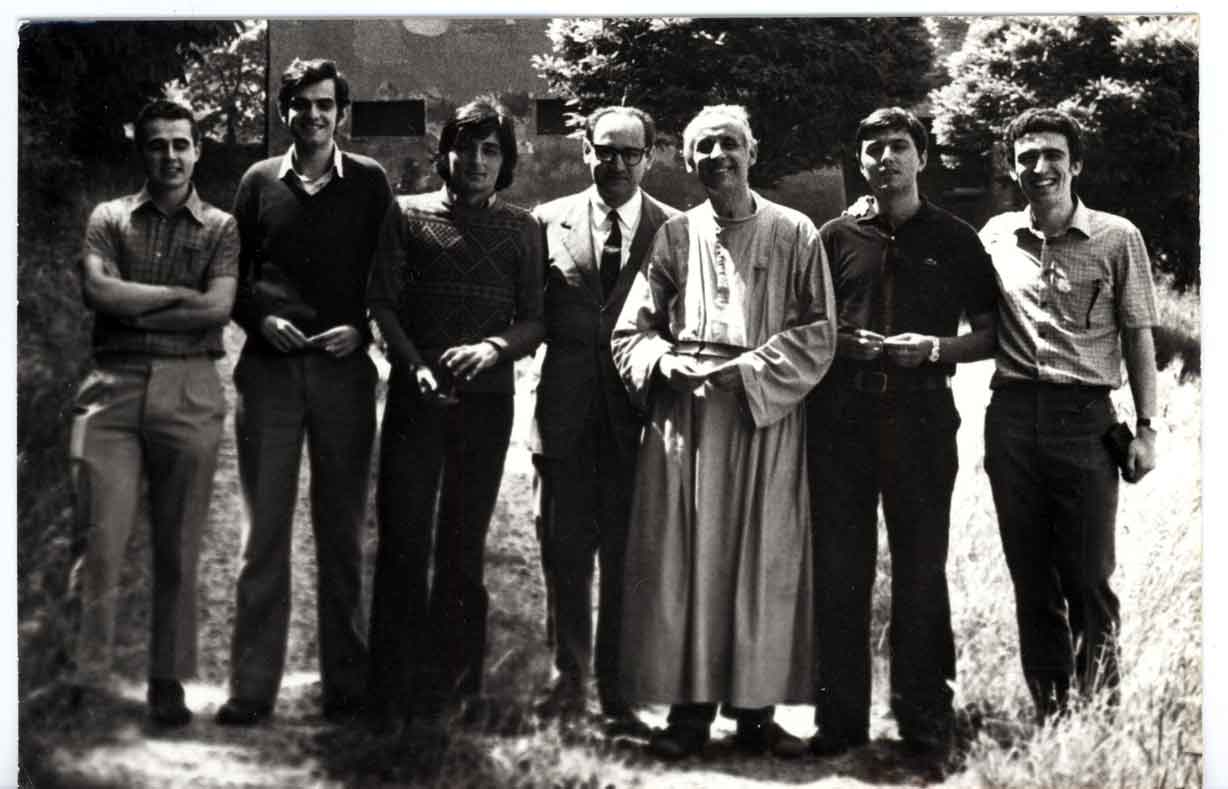 1974 08 - foto di gruppo dietro casa S. Maria - Monteveglio