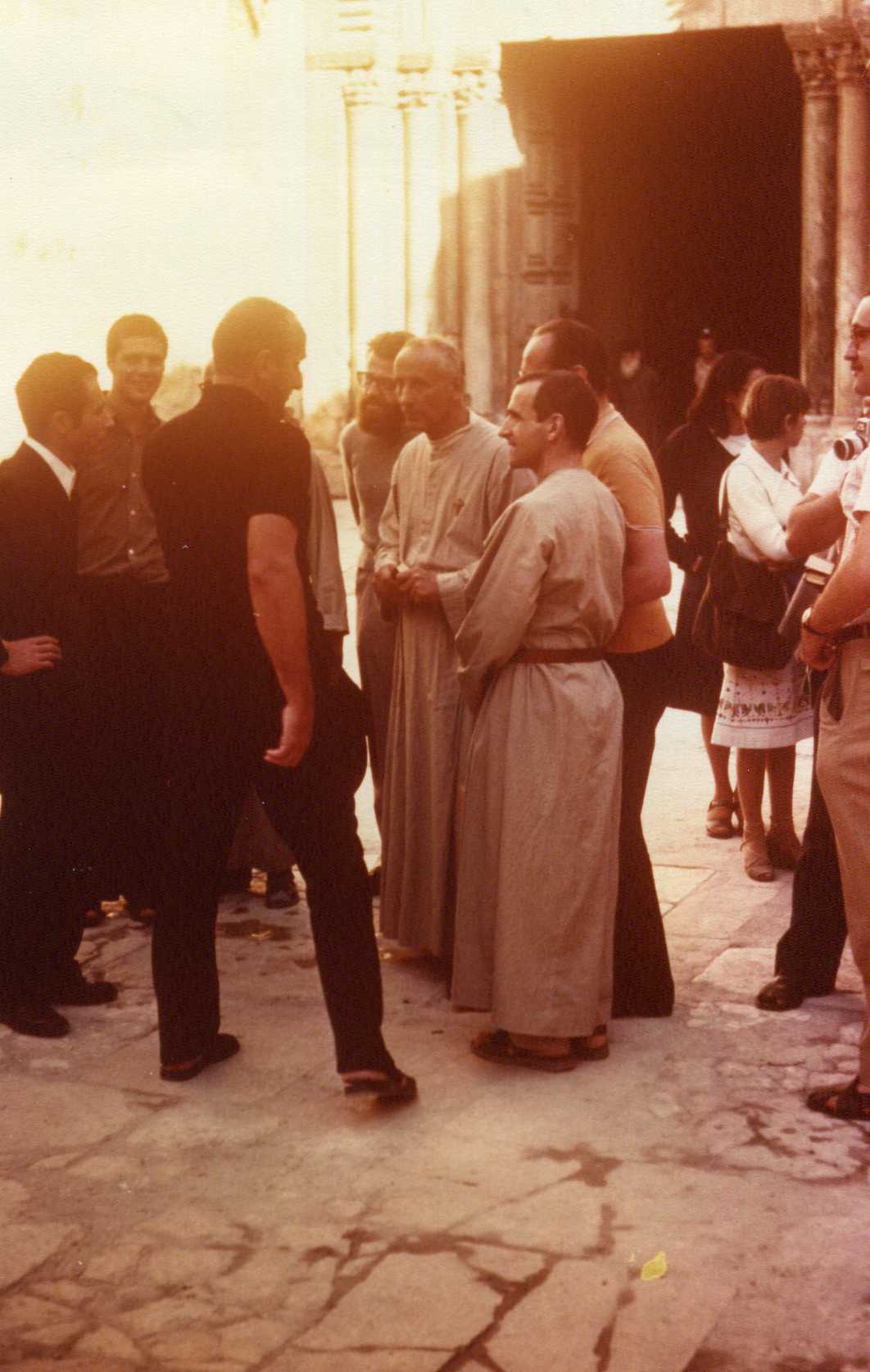 1976 9 16 con Giovanni Nicolini, Athos R. e altri - Sepolcro
