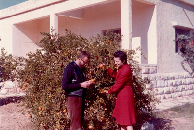 O 1976 Anastasio e sua sorella: giardino e ingresso prima casa Gerico