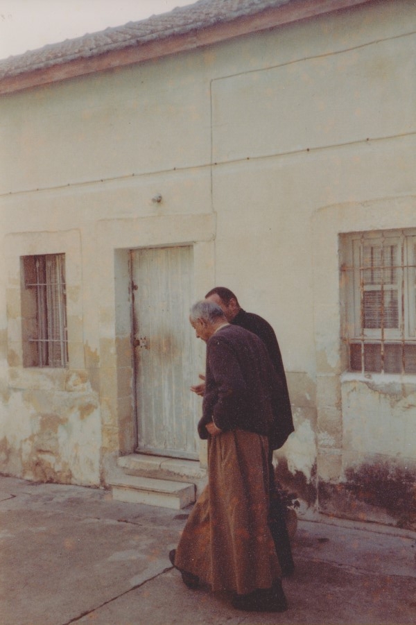 1988 con don Giovanni Nicolini a casa Sant Ignazio Gerusalemme (Custom)