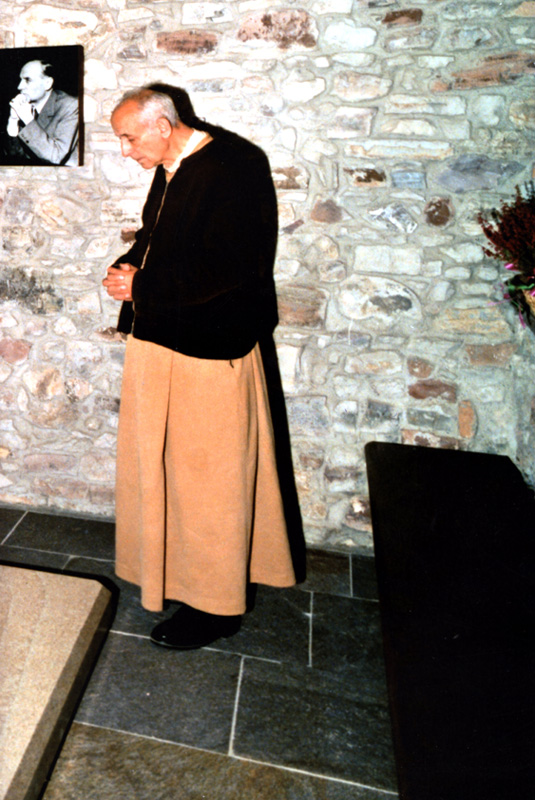 1990 sulla tomba di Lazzati - Eremo San Salvatore, Erba (CO)